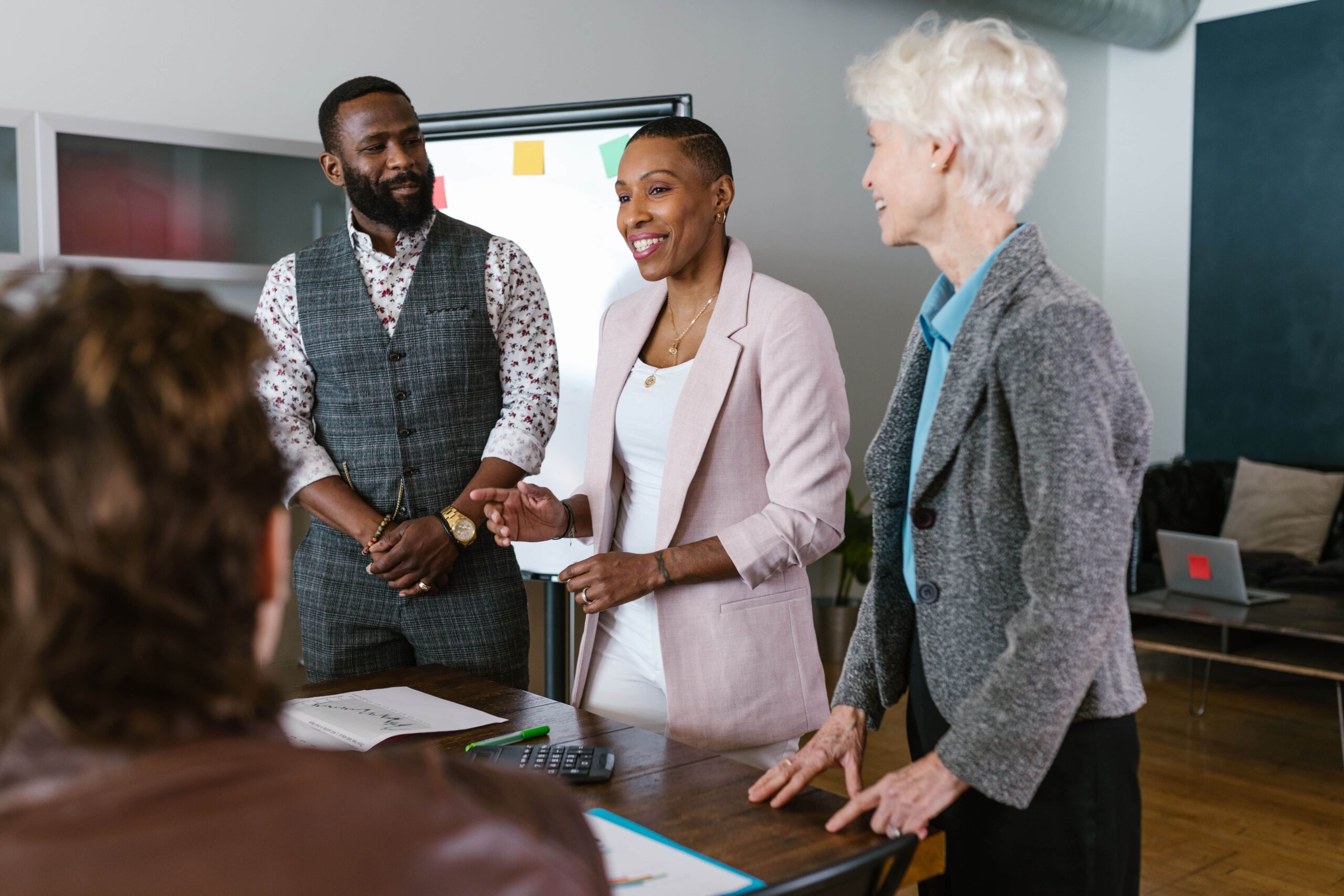 Profesionales colaborando en un entorno de trabajo